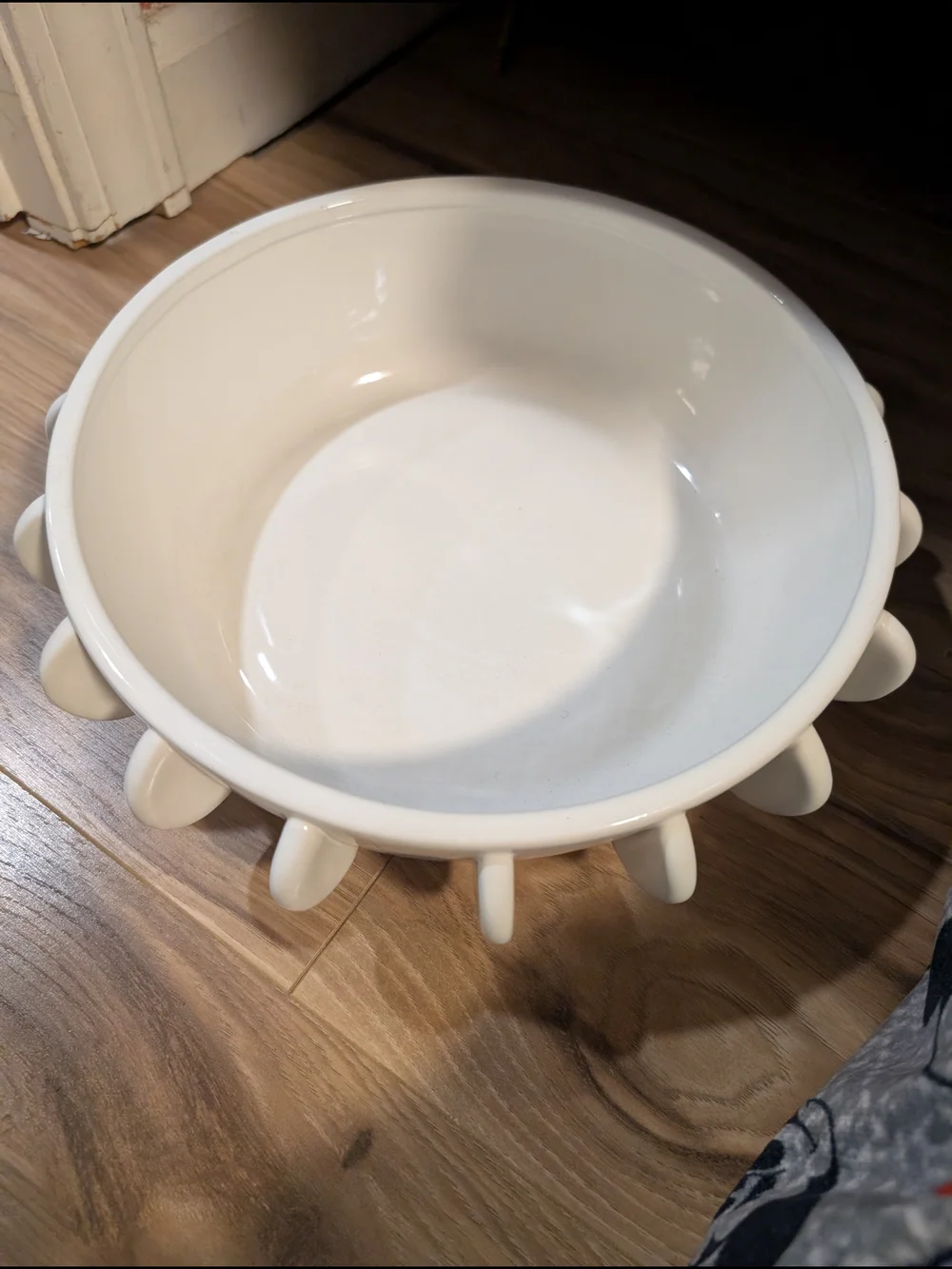 White Ceramic Bowl with Decorative Feet - Picture 3 of 3